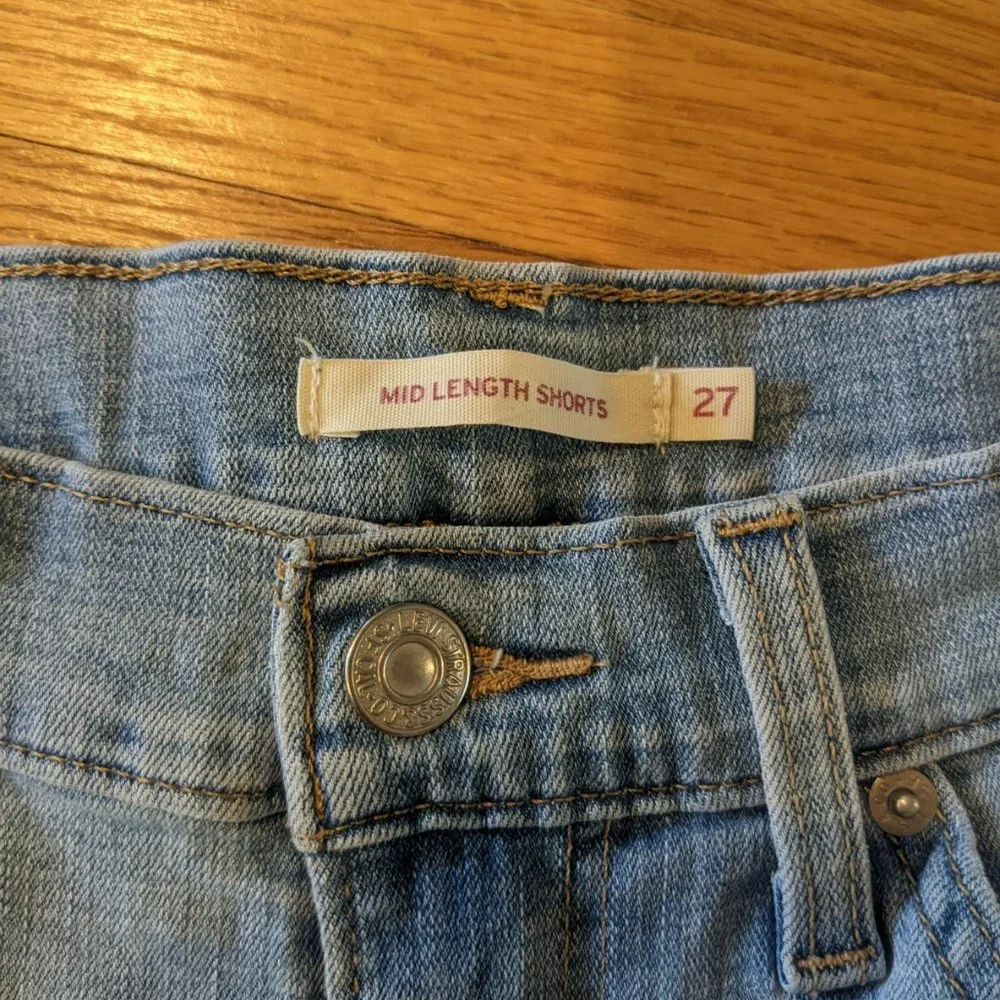 Levi's Mid Rise Shorts - Picture 5 of 7